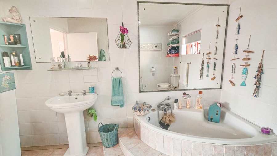 4 Bedroom Property for Sale in Fraaiuitsig Western Cape